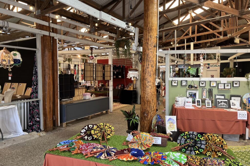 ケアンズの熱帯雨林のキュランダ村のオリジナル・レインフォレスト・マーケット