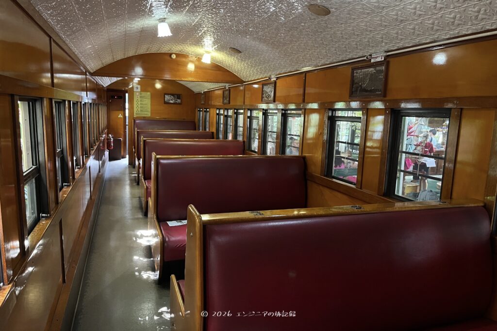 ケアンズの熱帯雨林のキュランダ村とケアンズ市内を結ぶキュランダ鉄道のヘリテージクラスの車両