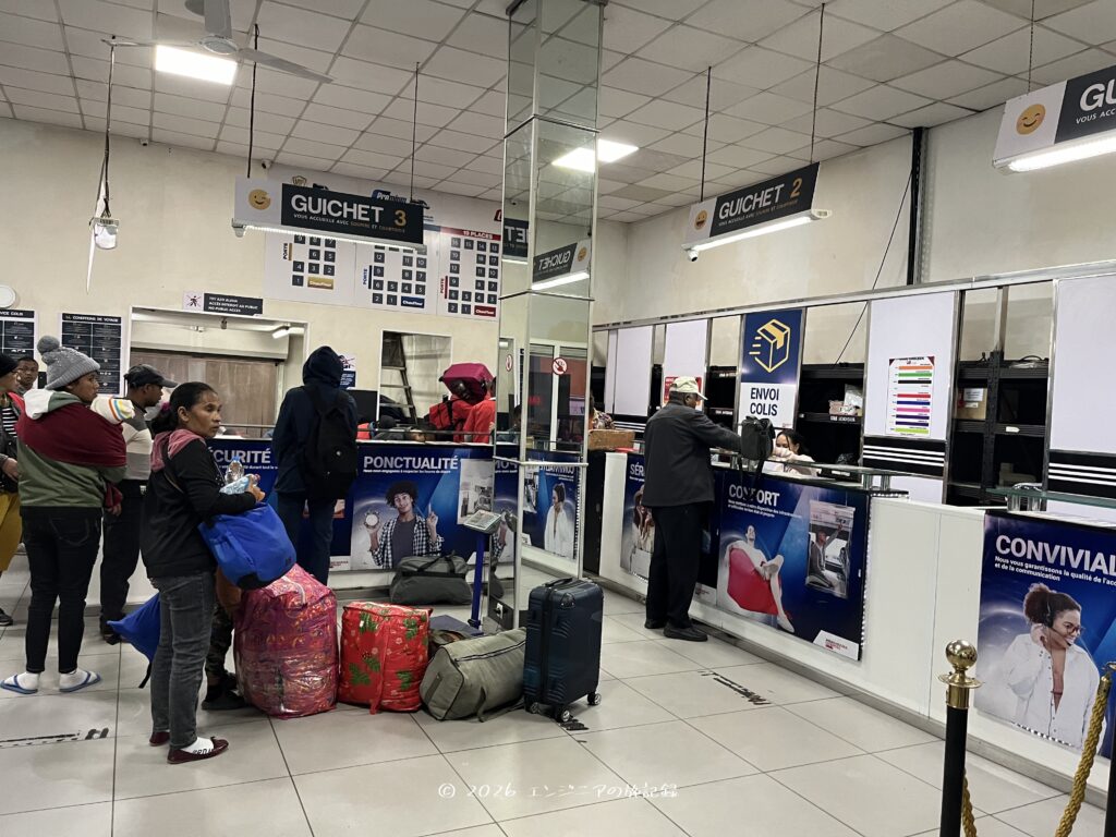 マダガスカルのアンタナナリボのcotisseバスターミナルの中の様子