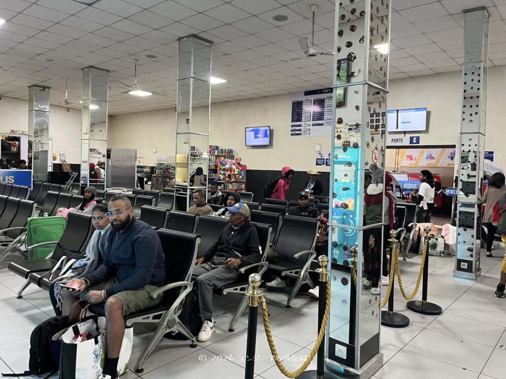 マダガスカルのアンタナナリボのcotisseバスターミナルの様子