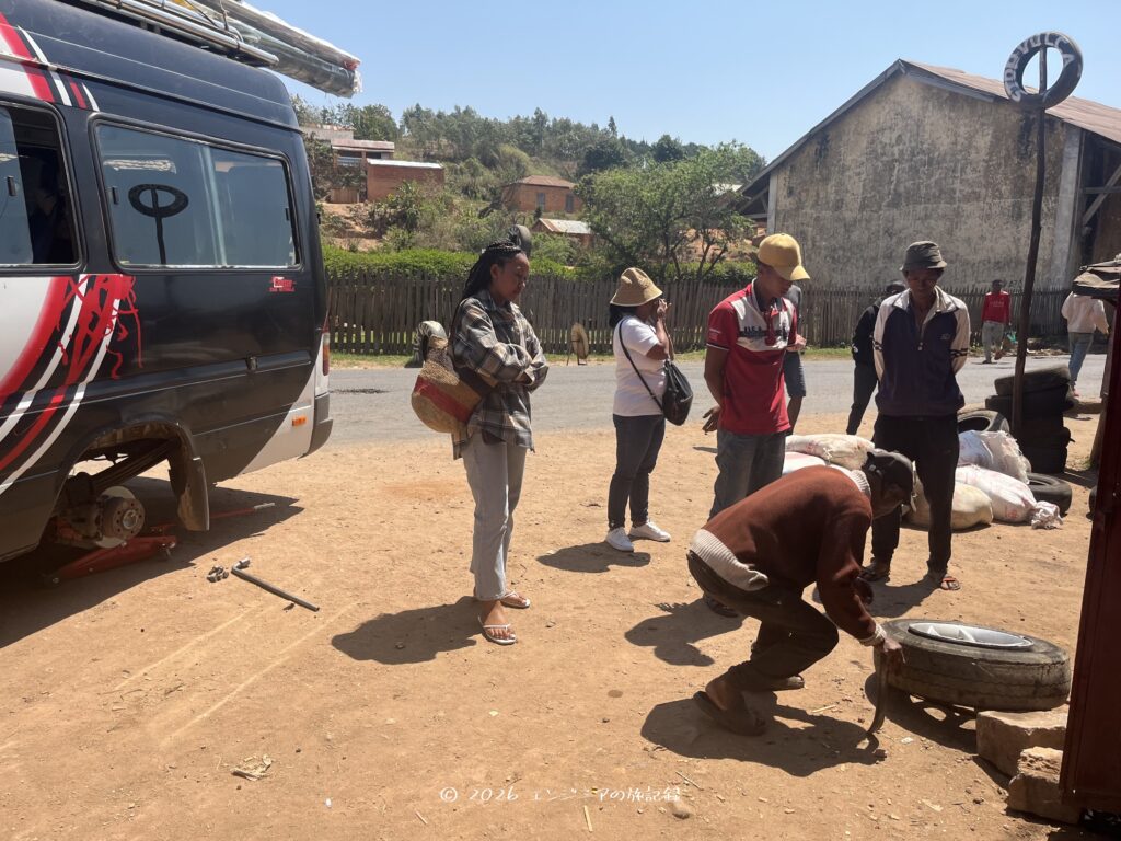 マダガスカルのcotisseでモロンダバへ行く途中にタイヤがパンクした