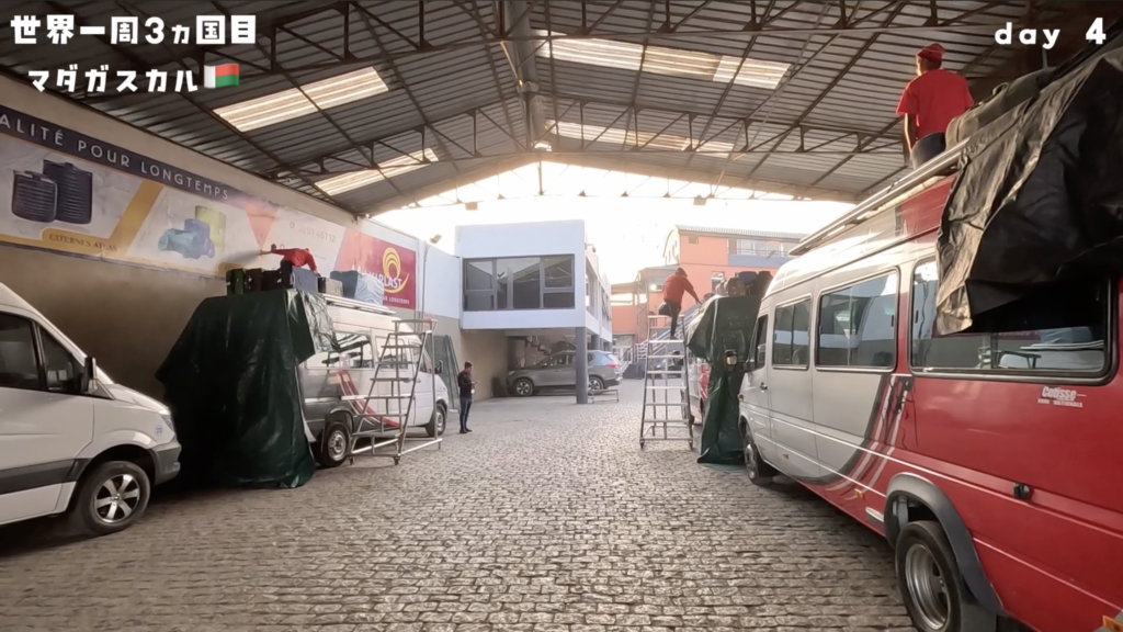 マダガスカルのアンタナナリボのcotisseバスターミナルの様子