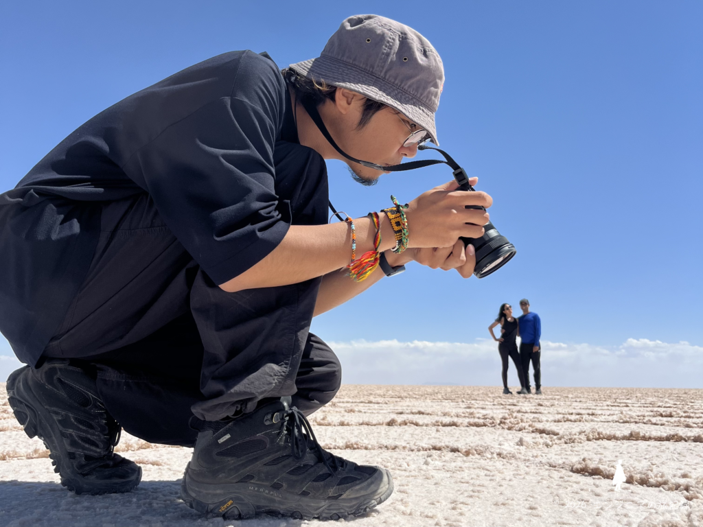 ウユニ塩湖で遠近法を使って撮影したトリックアート写真