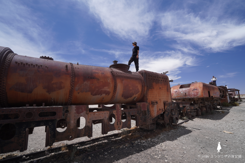 ウユニ郊外に放置された廃墟の蒸気機関車・列車の墓場
