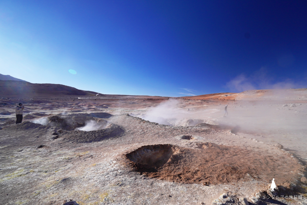 ボリビア標高4850mのソル・デ・マニャーナ間欠泉から噴き出す蒸気