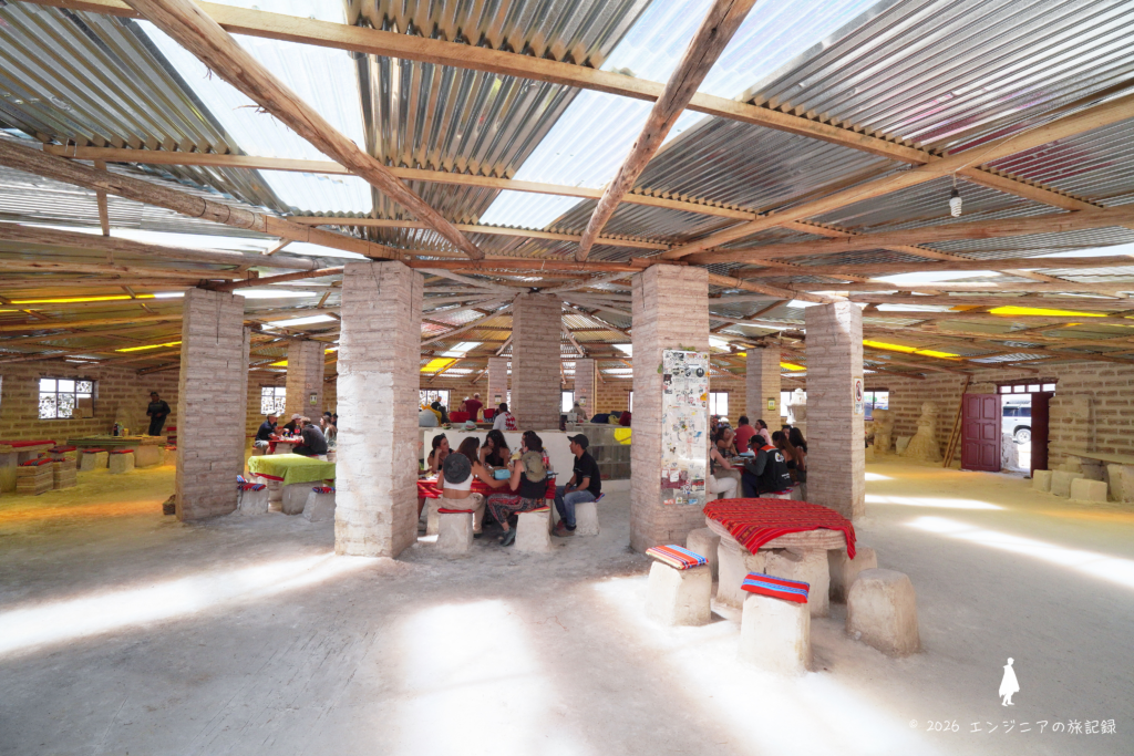 ウユニ塩湖にある塩で作られたホテルのテーブルと内装