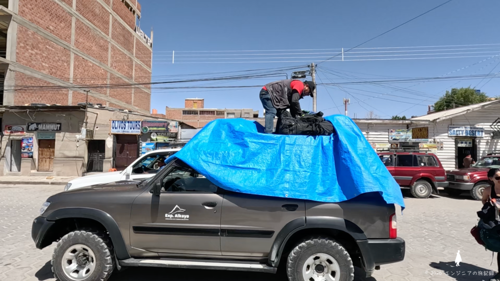 ウユニからアタカマへ移動するツアーで持っていく大きな荷物は車の上に積まれる