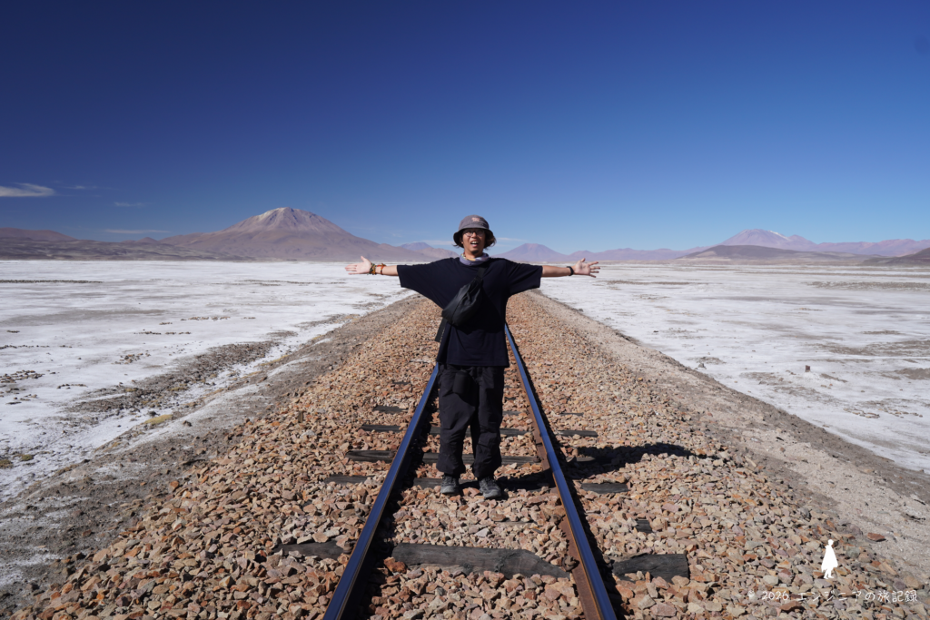 ボリビアの大平原に一直線に伸びる鉄道線路