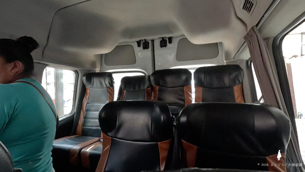 クスコからオリャンタイタンボへ向かうコレクティーボの車内の様子