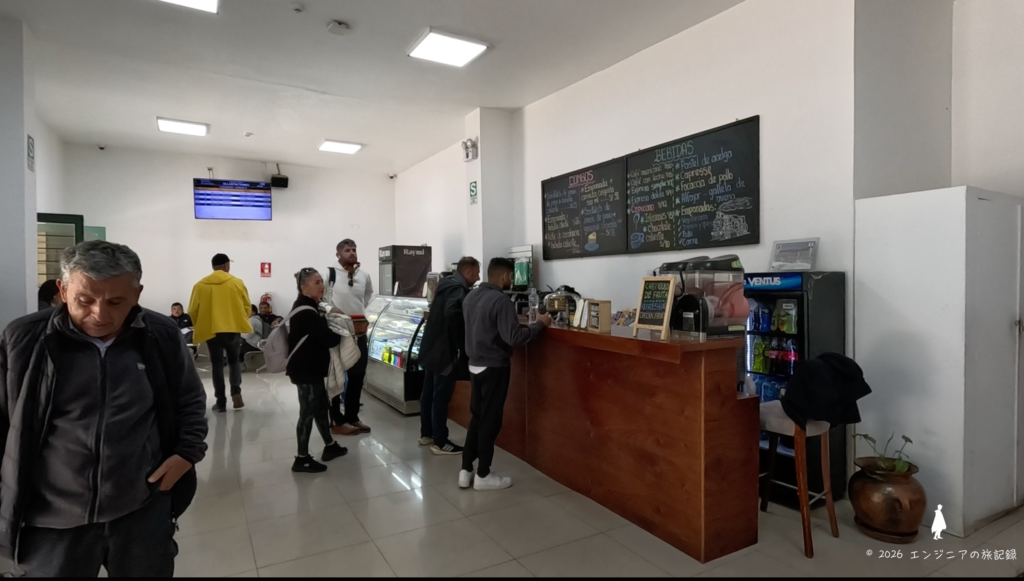 オリャンタイタンボ駅の待合室にある飲食店