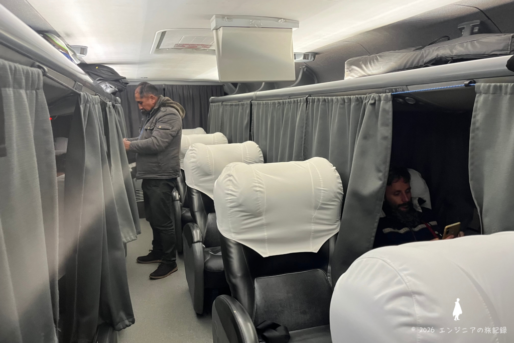 Transzelaバス車内のセミフラットシートとカーテン仕切り