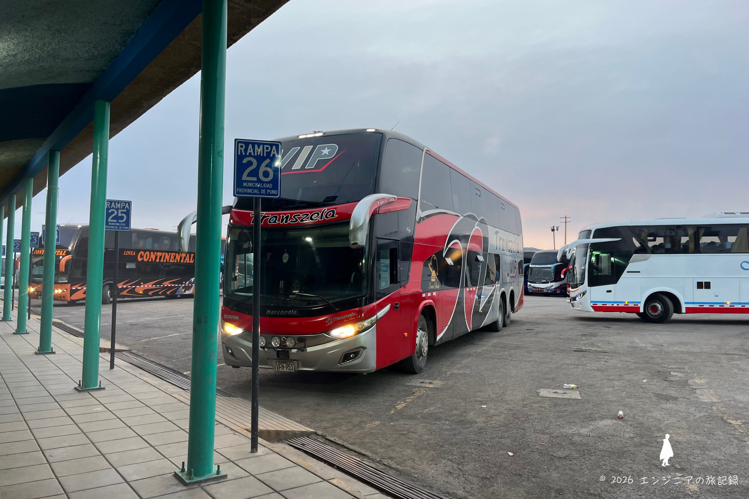 クスコからラパスへ移動するTranszelaのバス
