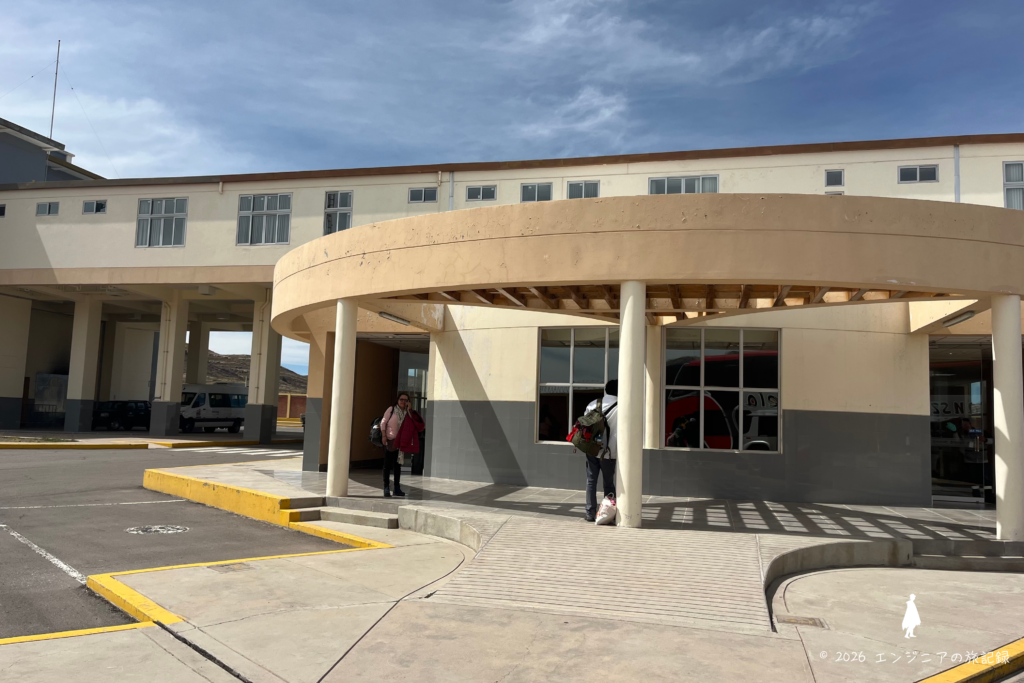 ペルーボリビア国境デサグアデロの出入国審査場