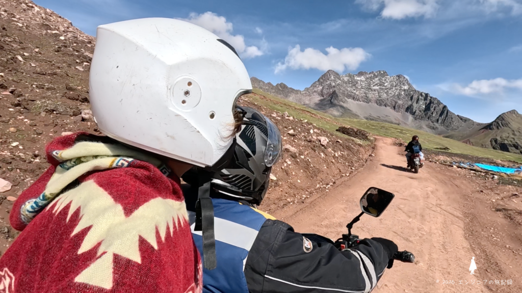 レインボーマウンテンをバイクで登る様子