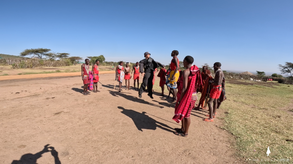 ケニア マサイ族とジャンプをするツアー参加者
