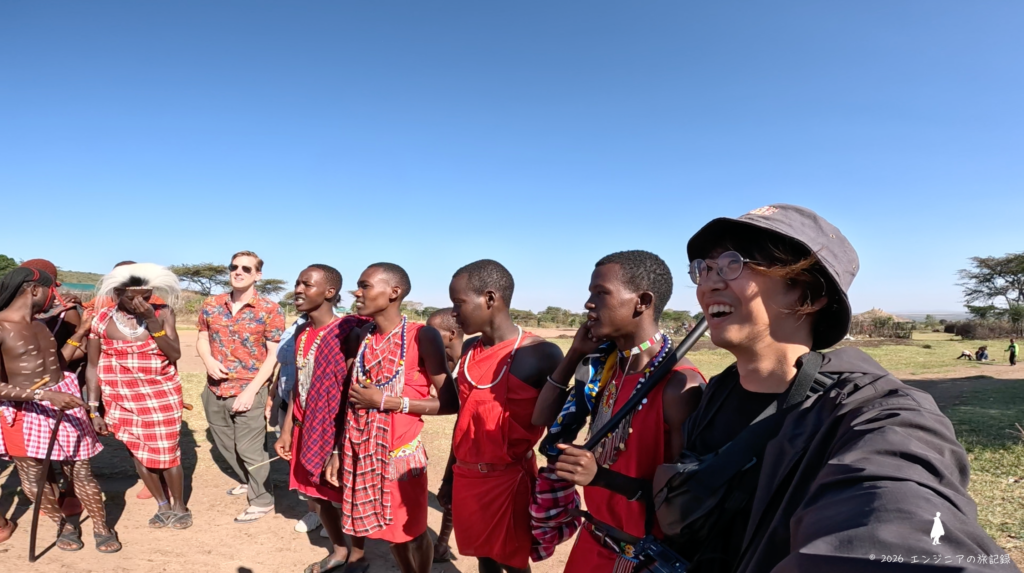 ケニア マサイ族のダンスに混ざるツアー参加者
