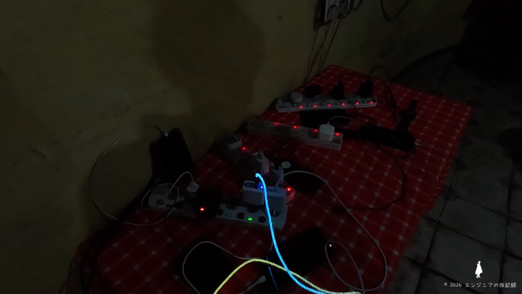 ケニア マサイマラ キャンプサイトの食堂の充電スポット