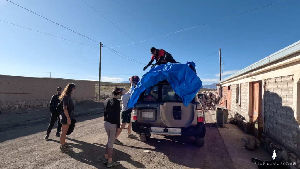ウユニからアタカマへ移動するツアー2日目の出発の様子
