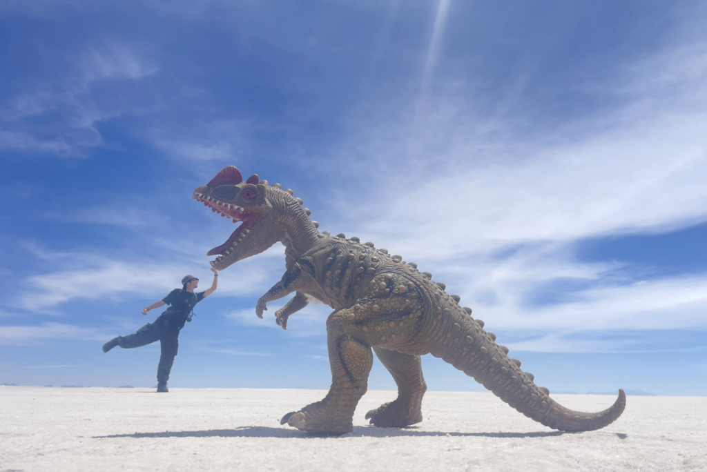 ウユニ塩湖でのトリック写真。乾季は小道具を使った遠近感写真が楽しめる