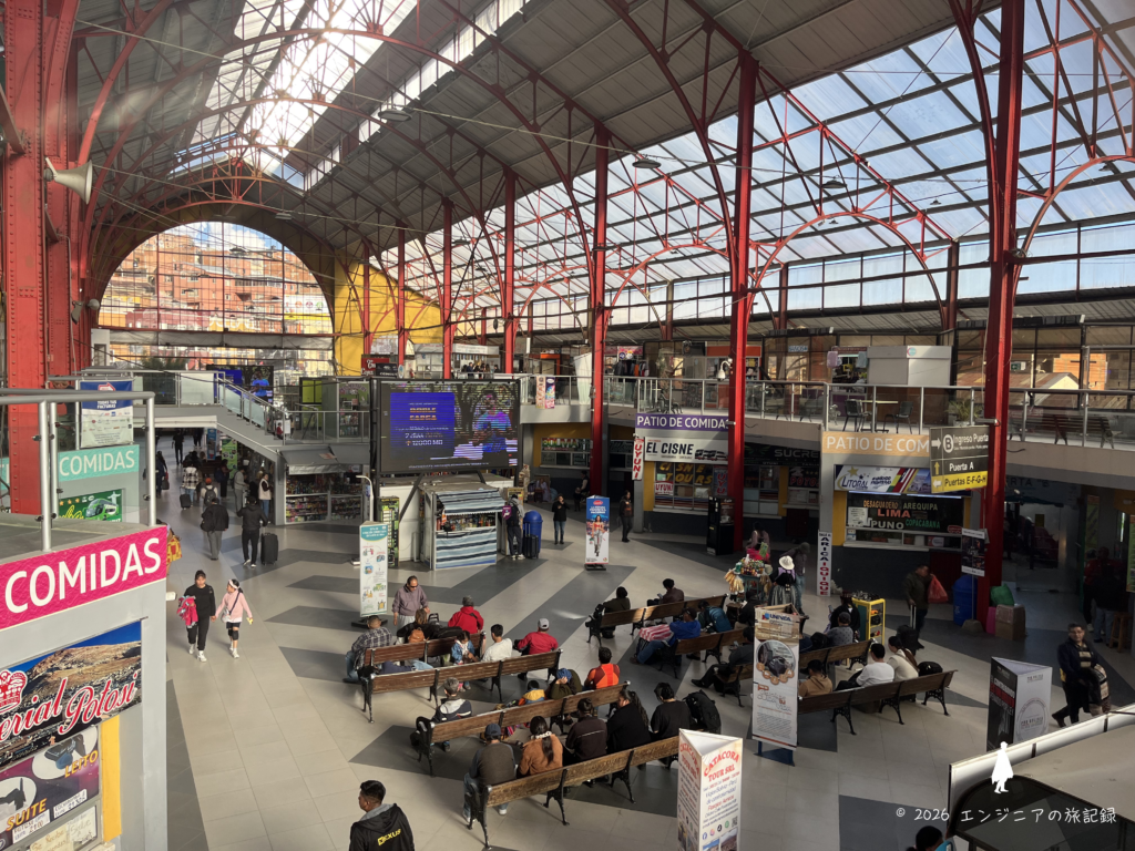 ボリビアの首都ラパスのバスターミナルの様子