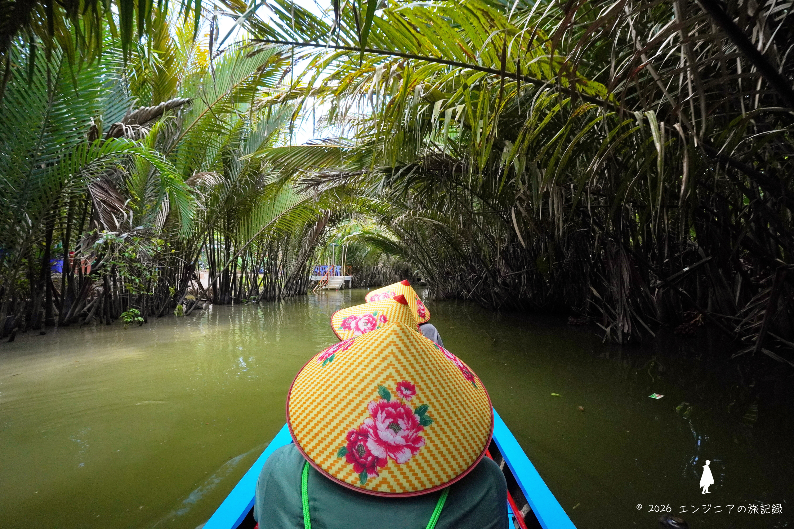 ホーチミン発メコン川ツアーで手漕ぎボートに乗り水路を進む様子