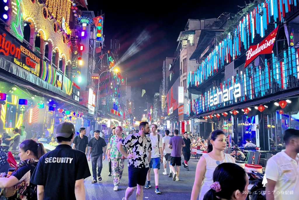 夜になると活気に満ちるホーチミンのブイビエン・ウォーキングストリート