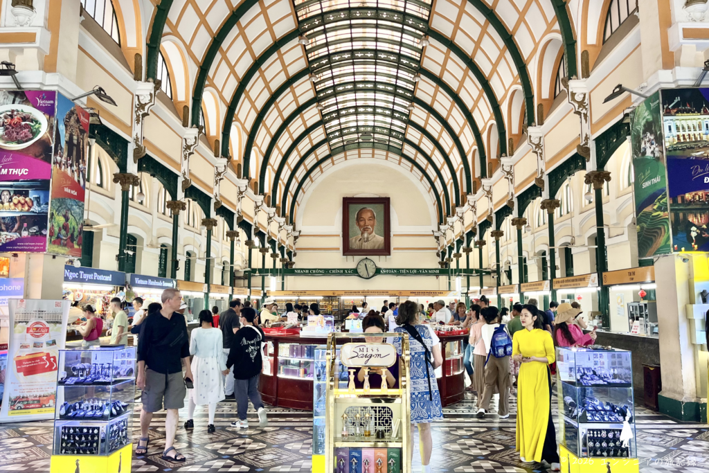 アーチ型の天井と壁面の古地図が印象的なサイゴン中央郵便局の内部