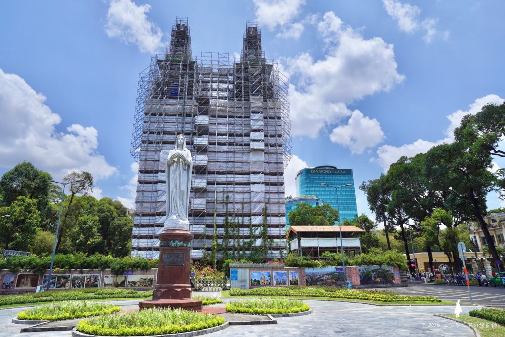 フランス植民地時代に建てられた赤煉瓦のノートルダム大聖堂バシリカの外観