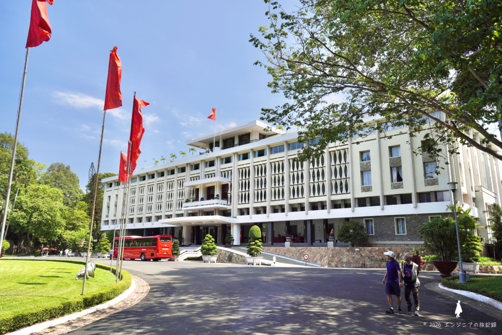 1975年のベトナム戦争終結の舞台となった統一会堂の正面玄関と芝生広場