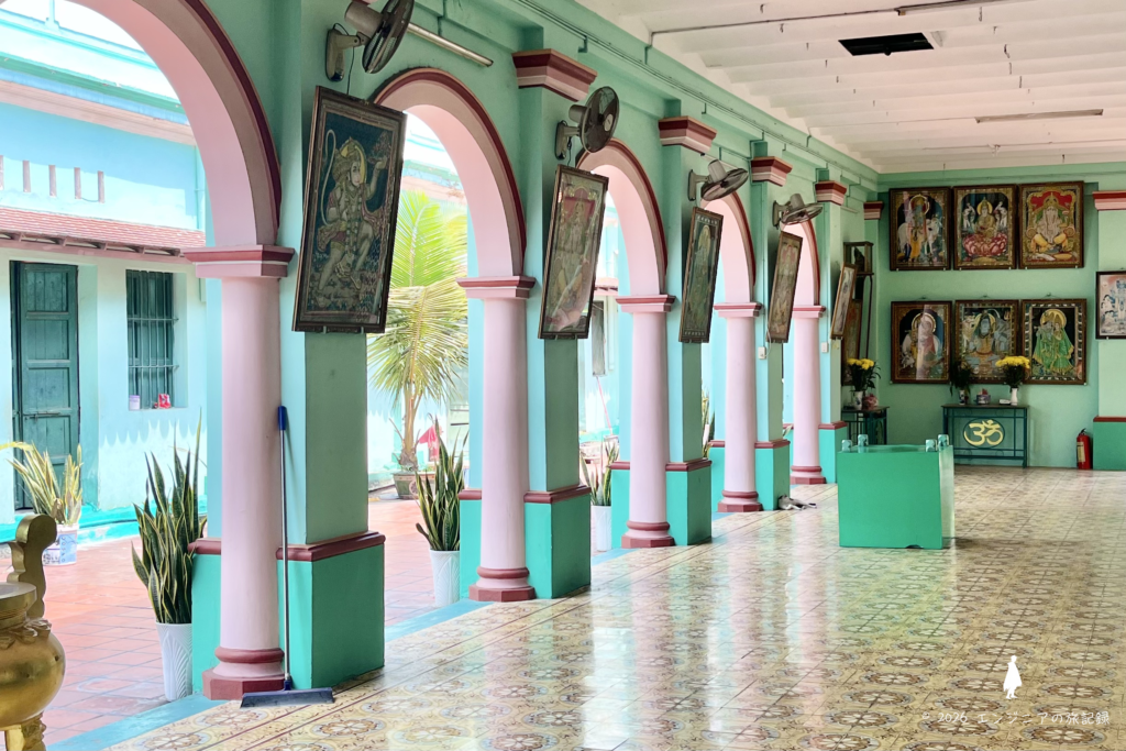 ホーチミン1区にある南インド様式のスリ・タンディ・ユッタ・パニ寺院の極彩色の内装