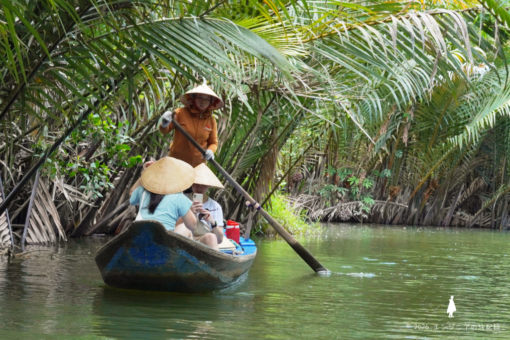 メコン川の水路を手漕ぎボートでクルーズするツアーの様子