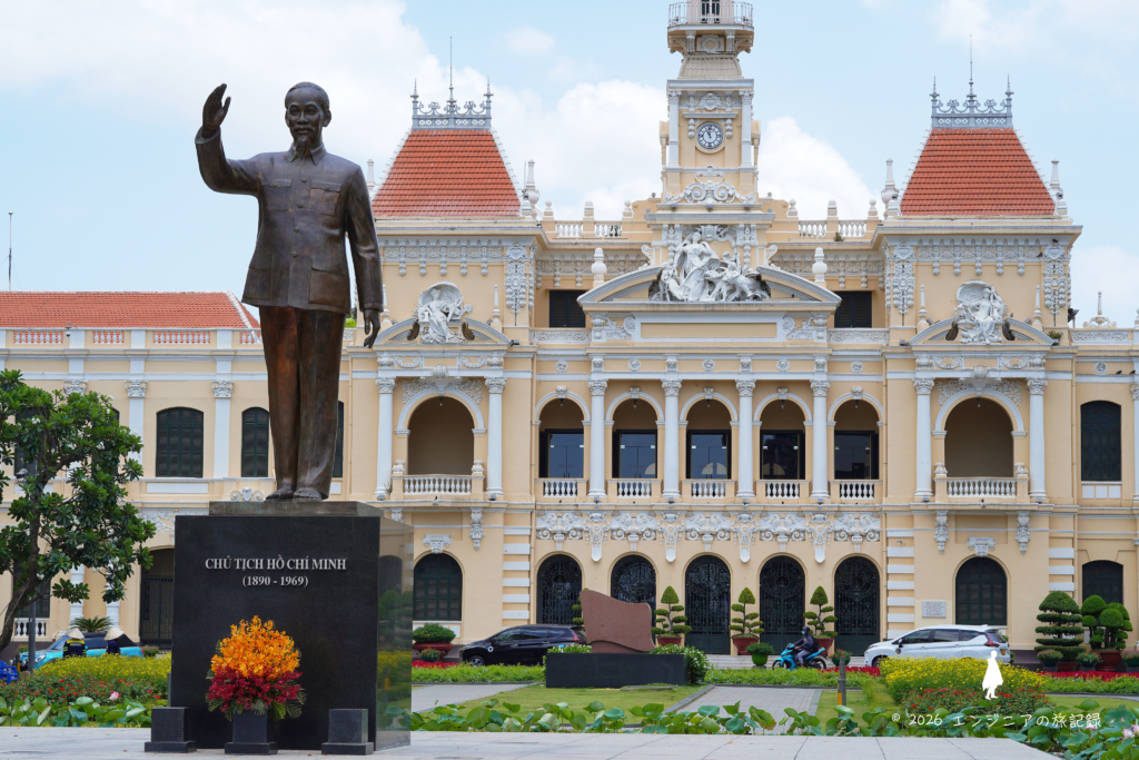 グエンフエ通りの突き当たりに建つホーチミン人民委員会庁舎のフランス植民地様式の外観