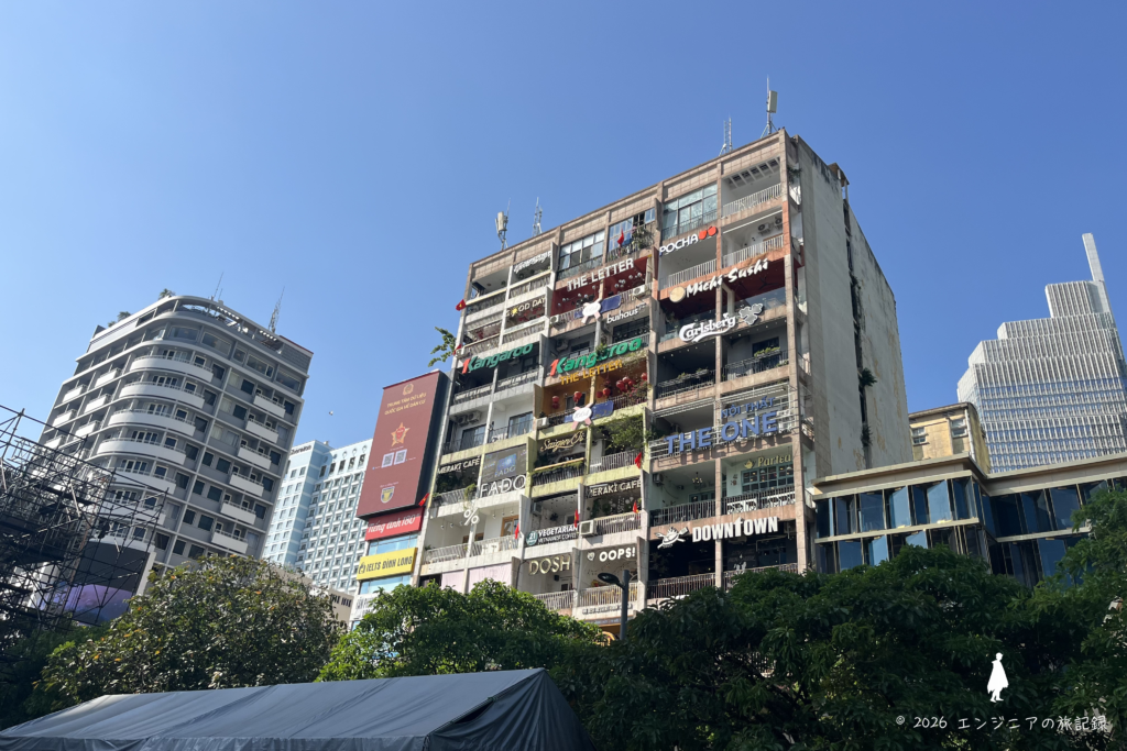 グエンフエ通り沿いに建つカフェアパートメントのレトロな外観