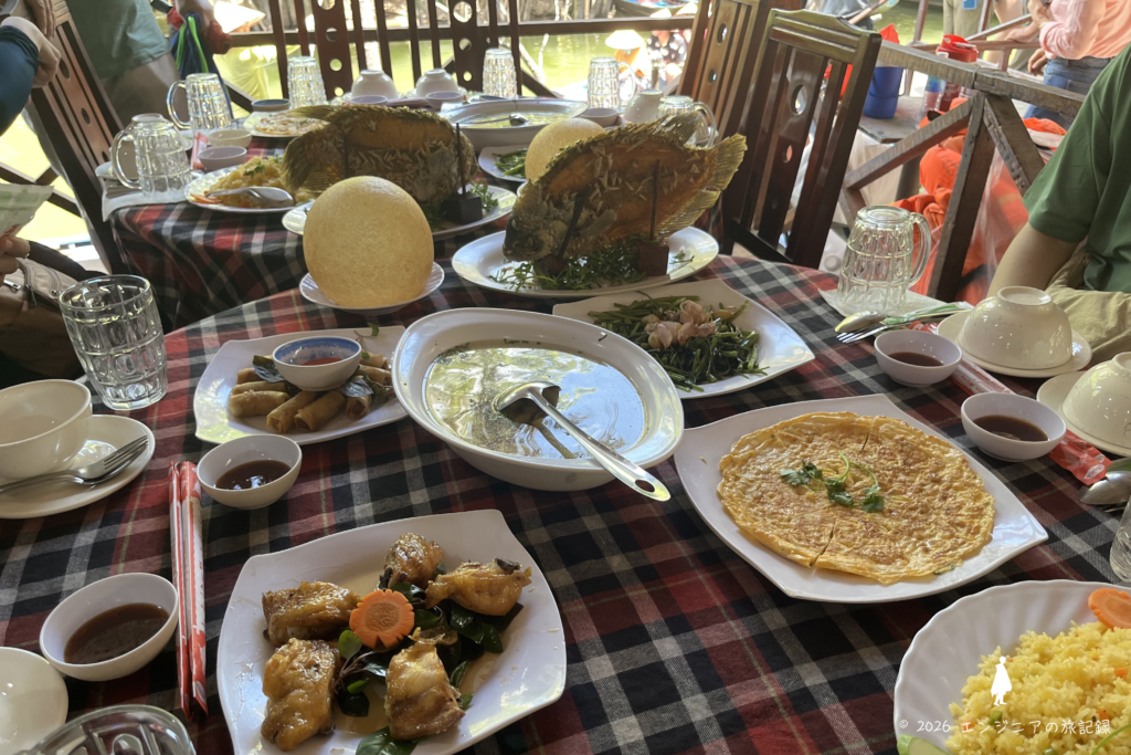 メコン川ツアーのランチの様子