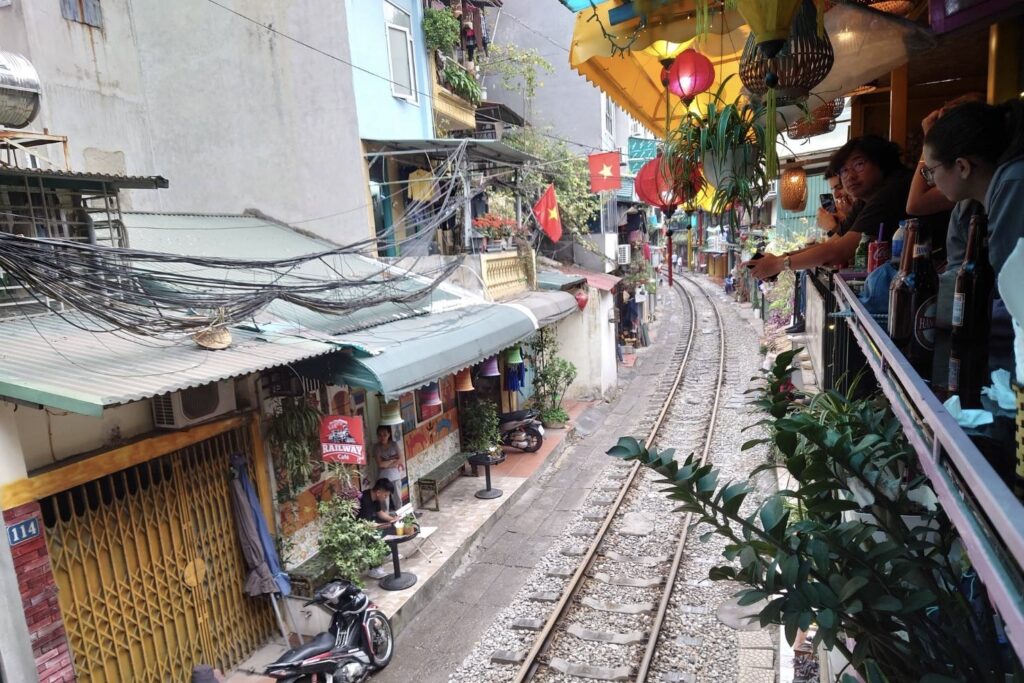 ハノイのトレインストリートを間近で通過する列車と線路沿いのカフェ