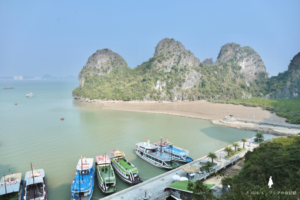 世界遺産に登録されているハロン湾の様子