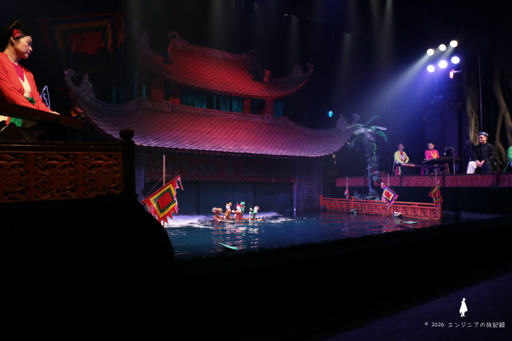 ハノイのタンロン水上人形劇場で水面を舞台にした伝統芸能の公演