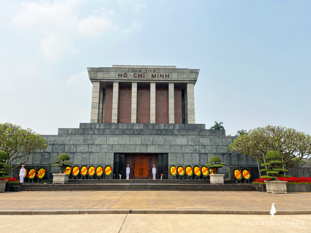 ハノイのバーディン広場に立つホーチミン廟の荘厳な外観