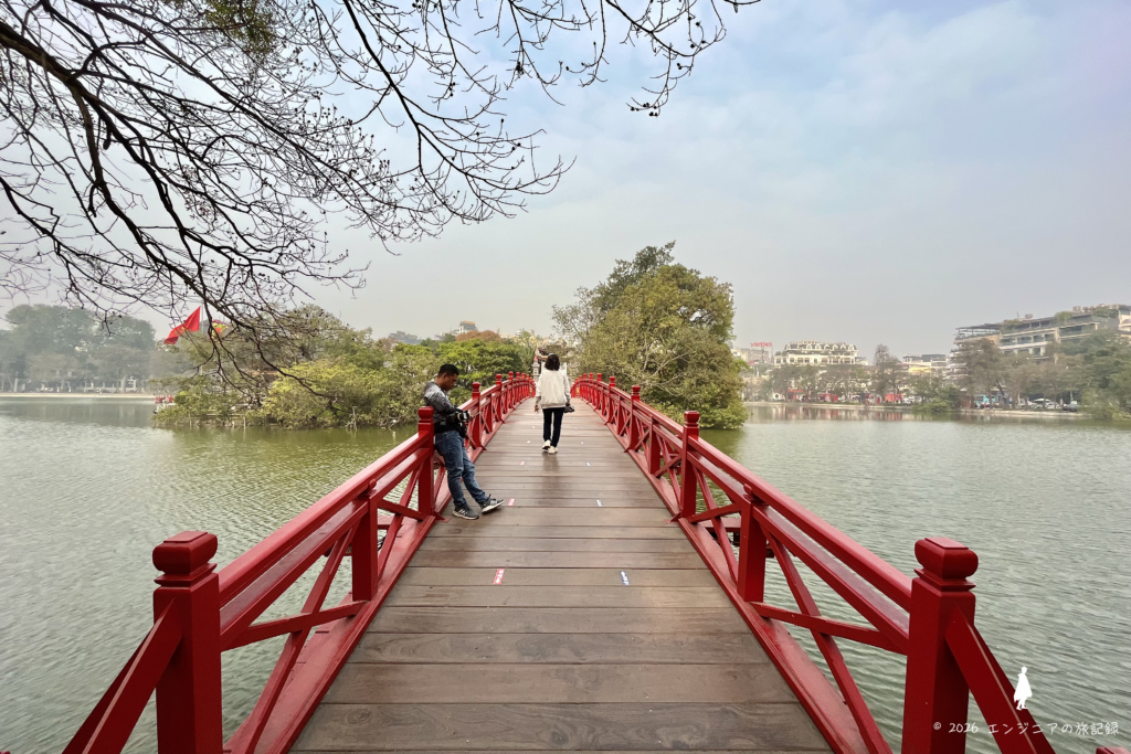 ハノイのシンボルであるホアンキエム湖に架かる赤い棲旭橋と玉山祠
