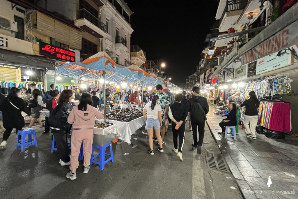 週末の夜に開催されるハノイのナイトマーケットの様子