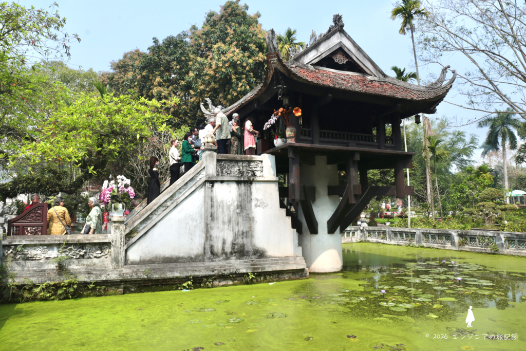 ハノイのシンボルである池の上に建つ一柱寺