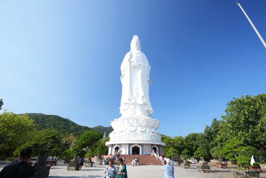 ダナンのリンウン寺にある白いレディブッダ像