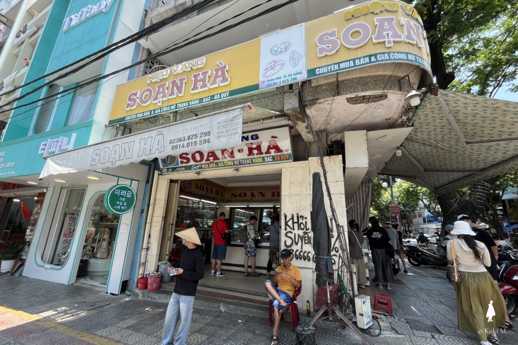 ハン市場横にある換金所の外観