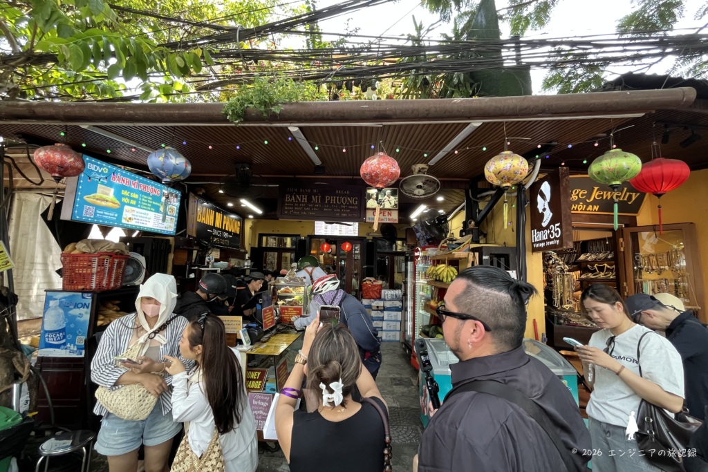 ホイアンのバインミーの有名店のBánh Mì Phượngの外観