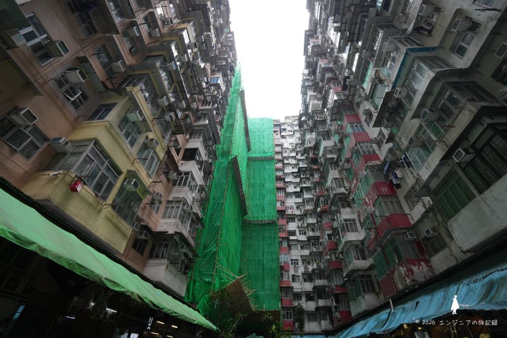モンスターズマンションの中庭から見上げた香港の高層住宅