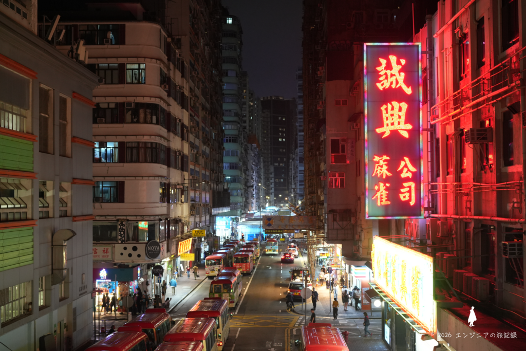 香港旺角にある女人街の夜の通りとネオン