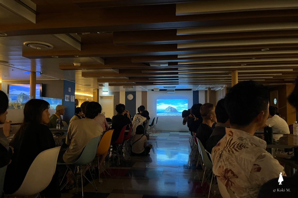 レストラン父島で映像が放映されていた時の写真