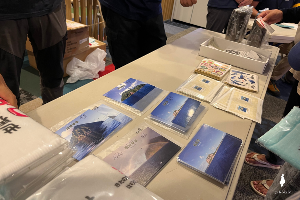 4デッキ案内所横で行われていたグッズ販売の様子
