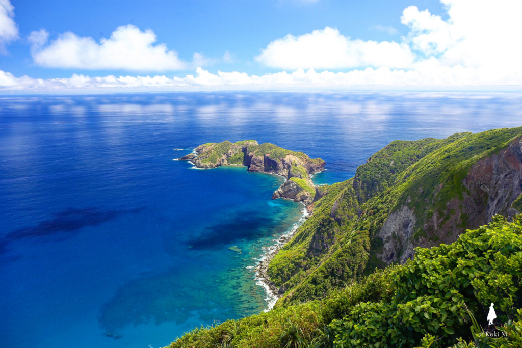 母島の乳房山山頂からの景色