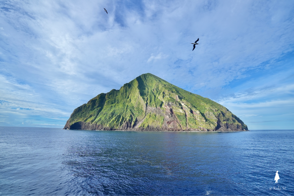 南硫黄島を北側から見た様子